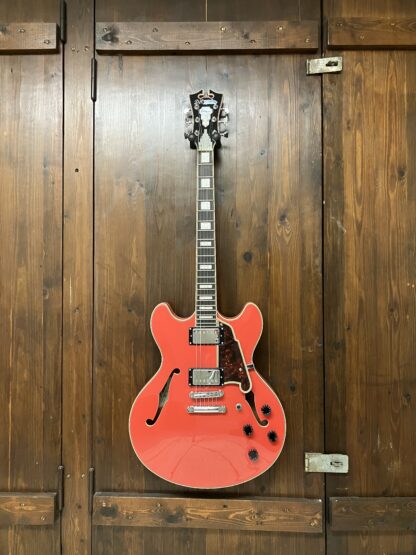 D'Angelico Premier DC Semi-Hollow - Fiesta Red m. gigbag (brugt, men som ny, årgang 2020).